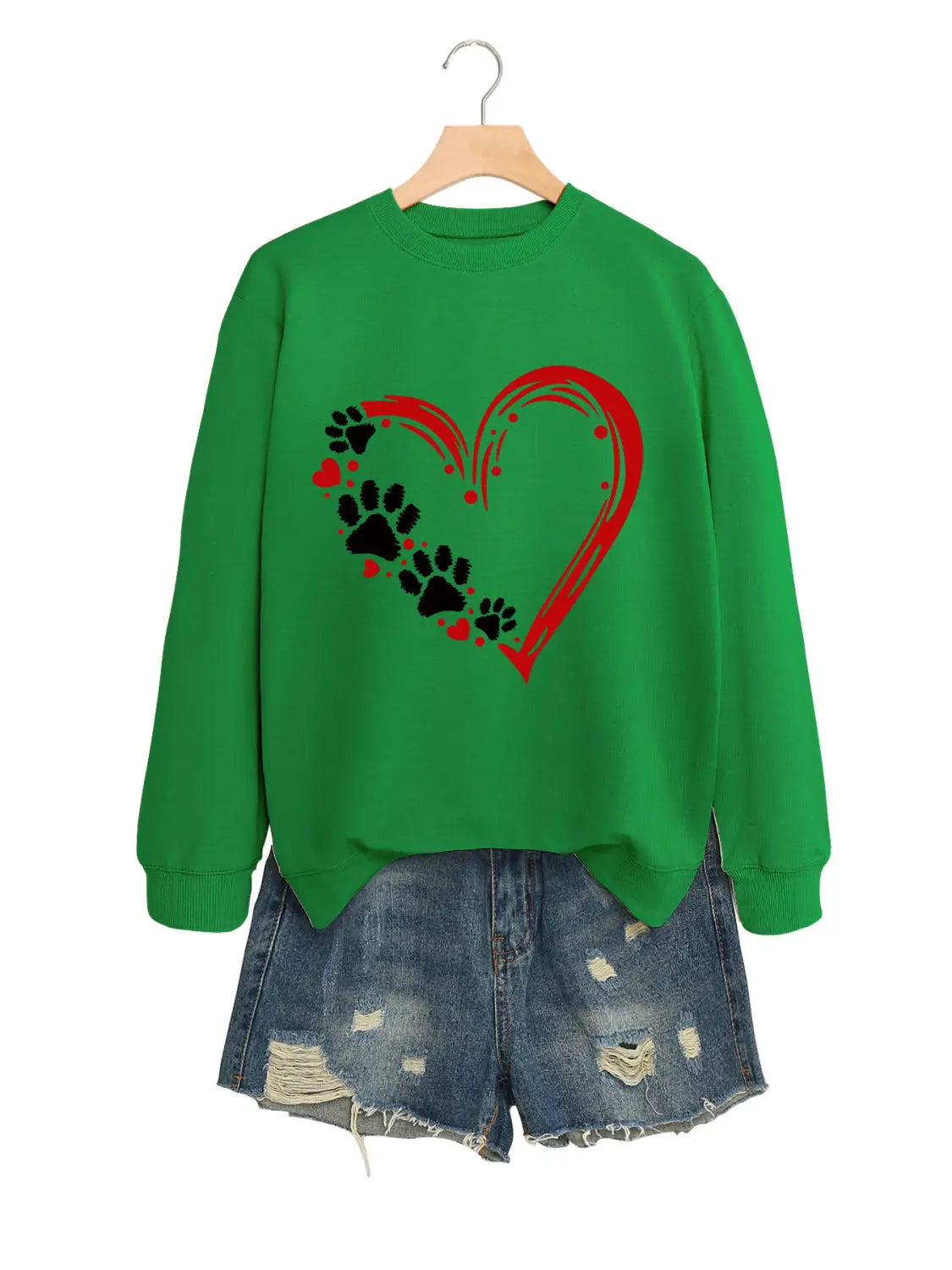 Sudadera verde de manga larga con diseño de un corazón rojo delineado en huellas de pata negras, presentada en el producto de sudadera con capucha pulóver Heart Paw Print.