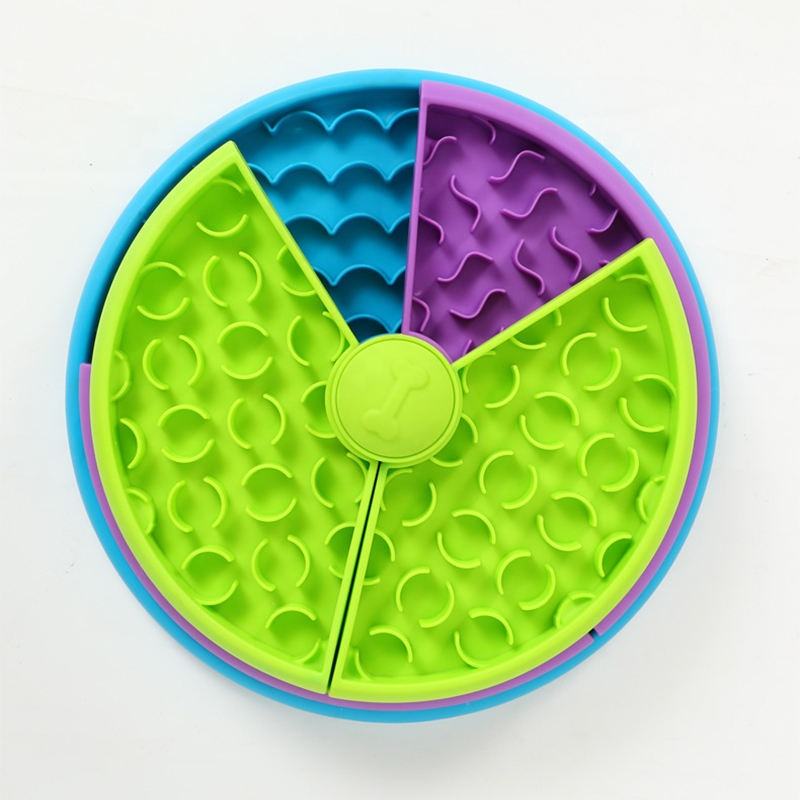 Bol à alimentation lente pour tapis à lécher et puzzle distributeur pour chien 3-en-1, en silicone vert, bleu et violet aux couleurs vives, avec des compartiments segmentés pour une alimentation lente.