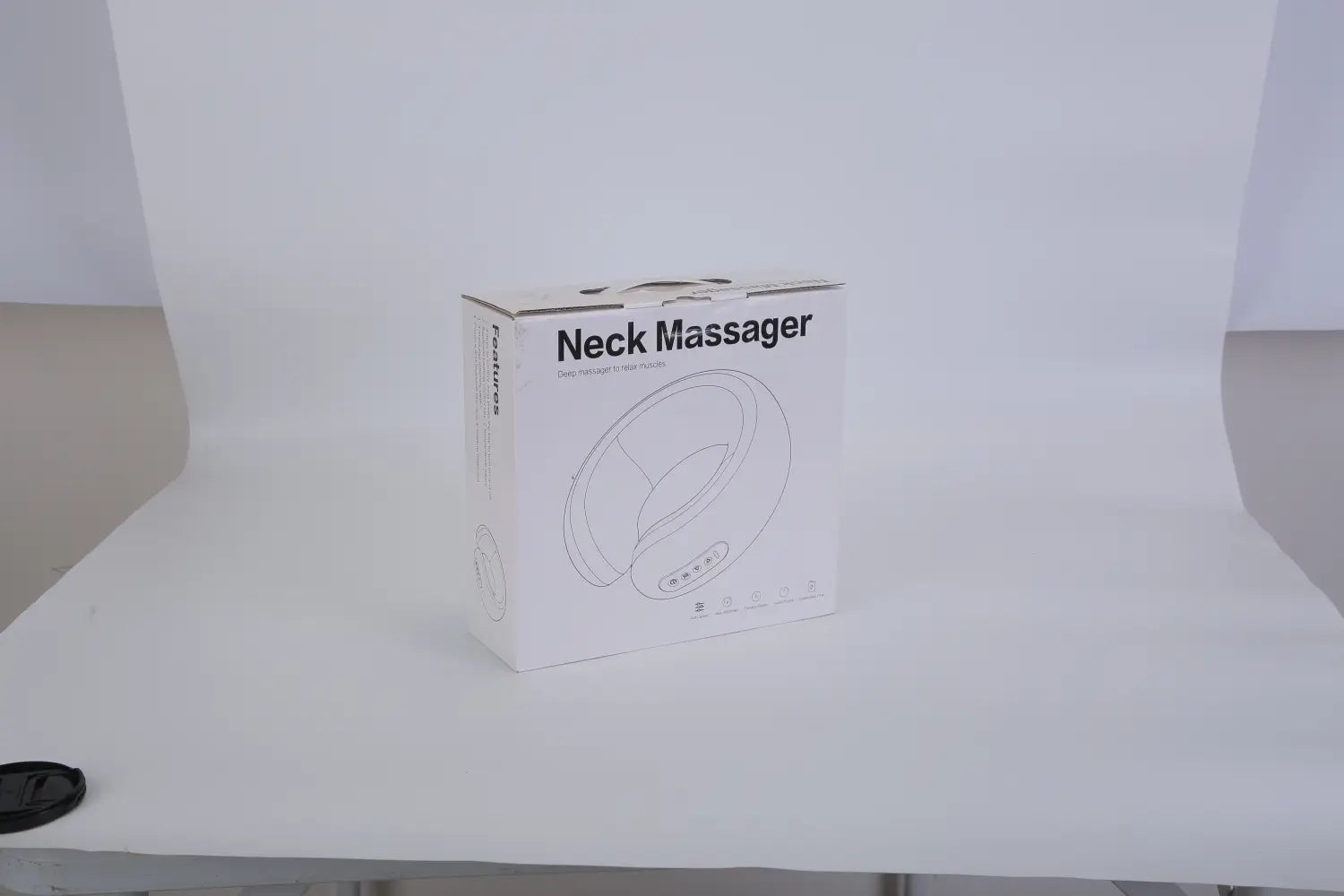 Boîte en carton blanche pour un coussin de massage shiatsu pour le cou avec chaleur et mousse à mémoire de forme, portant du texte noir et une illustration en traits du produit
