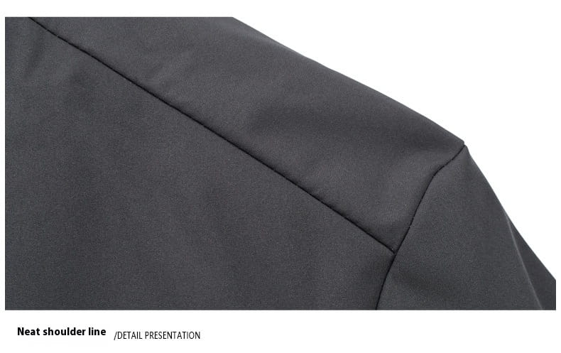 Costura del hombro del abrigo de invierno acolchado con capucha negro para hombre, con el tejido visible en la costura y una costura ordenada.