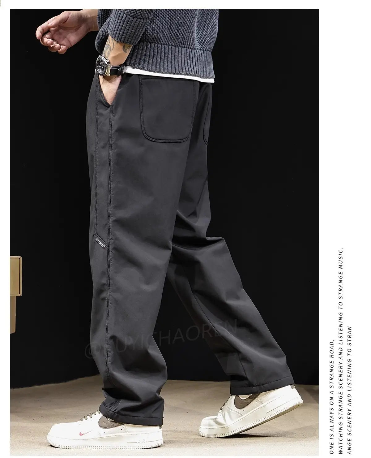 Herren-Cargohose im japanischen Retro-Stil mit weitem Bein in Dunkelgrau mit zulaufender Passform, sichtbaren Nähten und dezenten Details zum Reißverschluss der Seitentasche.