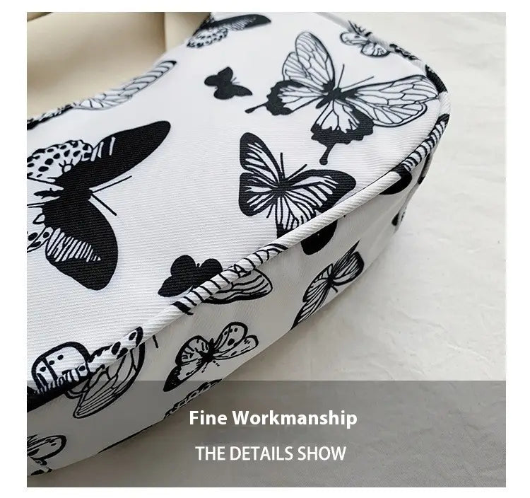 Sac sous-bras en nylon à imprimé léopard et à carreaux, doté d’une pochette en tissu blanc ornée d’imprimés de papillon noirs, dans divers styles et tailles.
