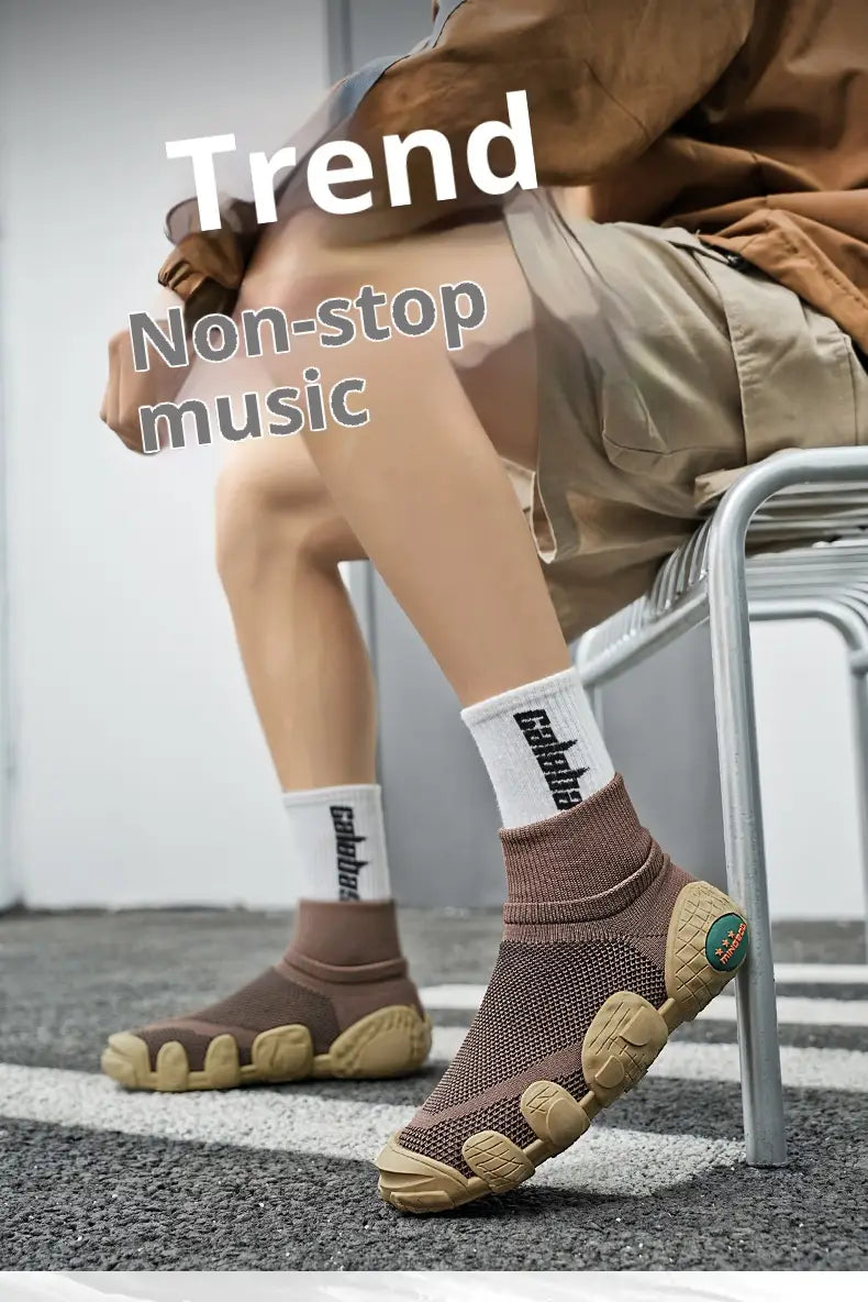 Braune und beigerfarbene Mesh-Sneaker im mittelhohen Stil für den Alltag und Sport, mit einer massiven, strukturierten Sohle und einem Sock-Style-Design.