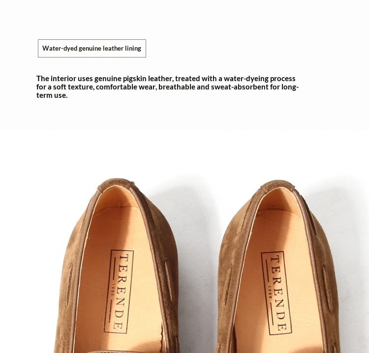 Mocassins à pampilles en daim beige, présentant un daim marron avec une semelle en caoutchouc cousue et une doublure en cuir véritable de porc teint à l’eau.