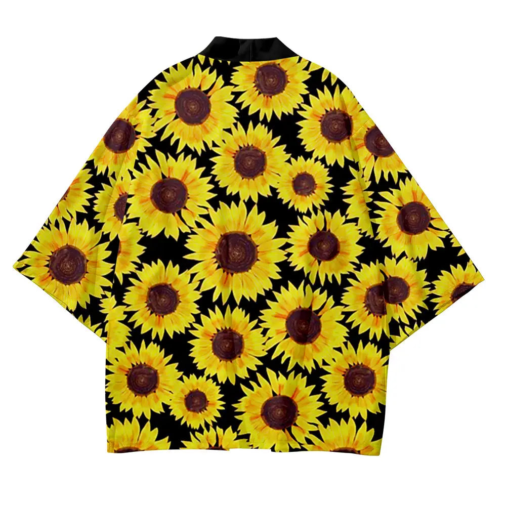 Eine schwarze Kimonojacke im Stil einer Herren-Cardigan mit kräftigem Allover-Print aus leuchtenden gelben Sonnenblumen und dunkelbraunen Zentren, in lockerer Passform.