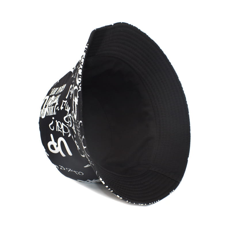 Chapeau bob noir avec lettrage style graffiti blanc et intérieur noir assorti, conçu comme un chapeau de voyage respirant avec protection solaire.