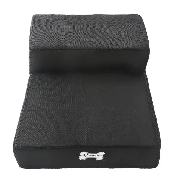Escalera plegable de malla para mascotas de dos niveles con tela texturizada negra y un logotipo blanco con forma de hueso en el escalón inferior.