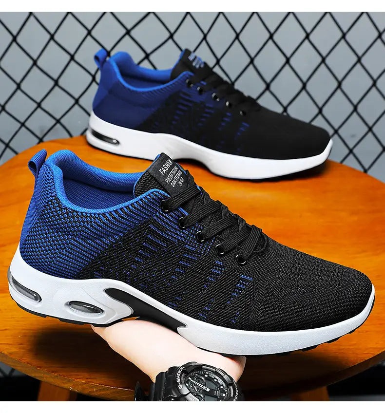 Baskets décontractées pour hommes en mesh flyknit à coussin d’air, en noir et bleu, en tricot, avec une semelle intermédiaire blanche comportant des unités d’amorti par coussin d’air.