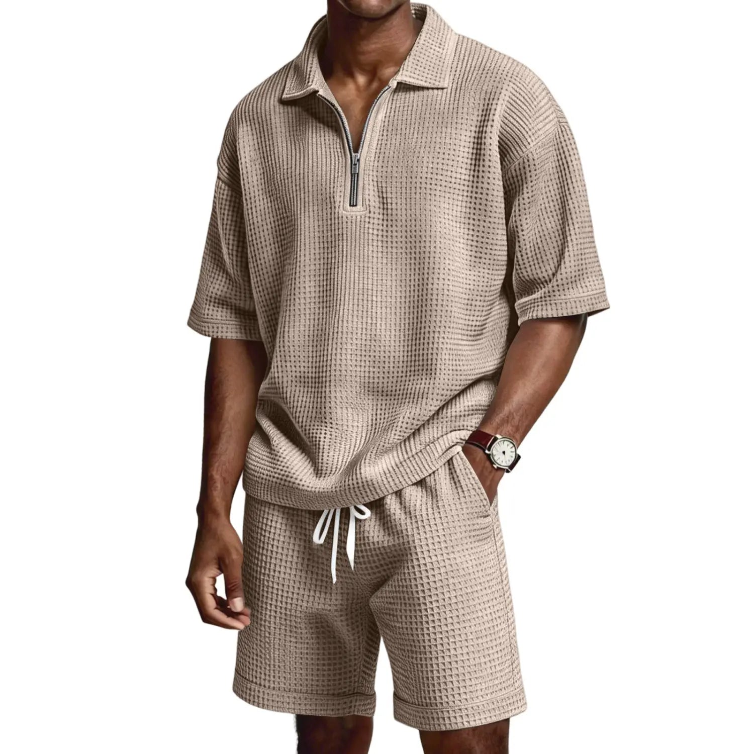 Ensemble short deux pièces beige en maille nid d’abeilles avec un haut polo à demi-zip manches courtes et un short à cordon.