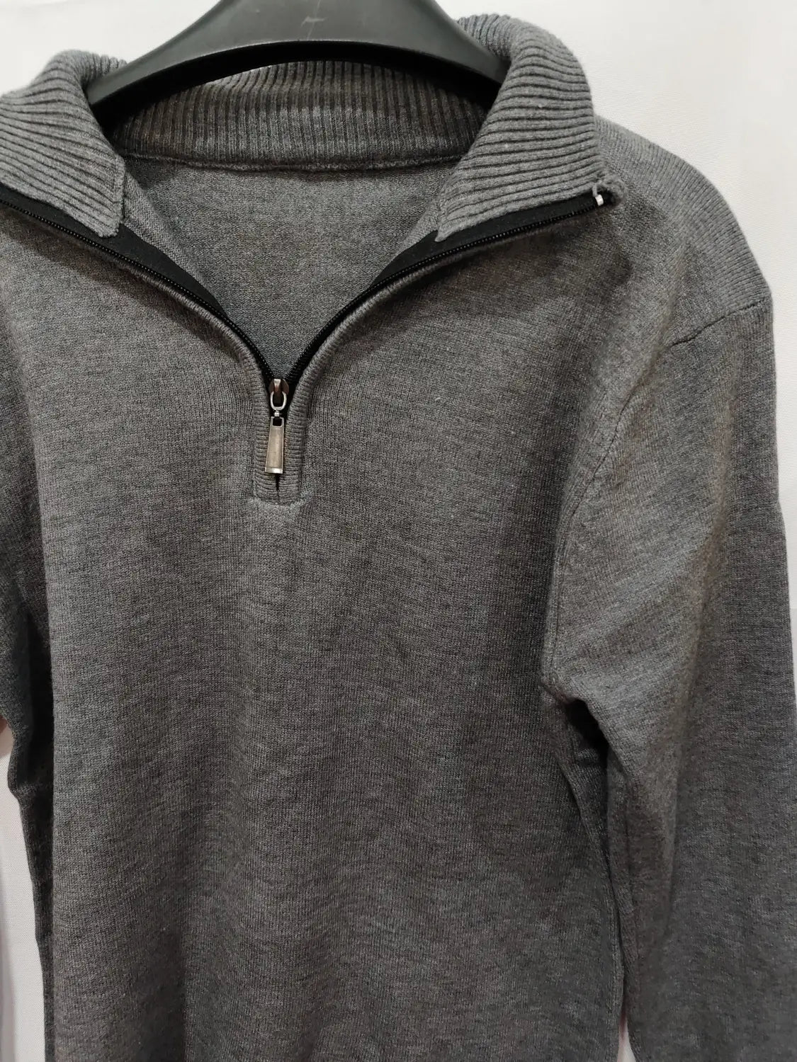 Pull en molleton gris pour homme, grande taille, tricoté, demi-zip, avec col côtelé et fermeture éclair noire.