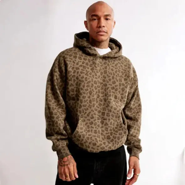 Un sweat-shirt d’hiver oversize vintage pour hommes à imprimé léopard brun, fabriqué dans un tissu doux et texturé, avec des poignets côtelés.
