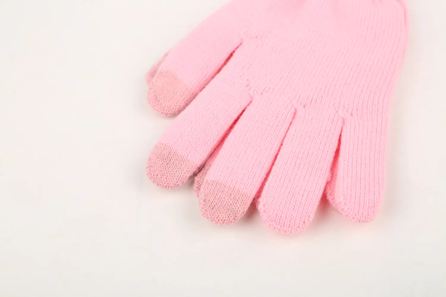 Rosa gestrickter Touchscreen-Winterhandschuh mit strukturierten Fingerspitzen, ausgelegt für Wärme und unisex Nutzung, von der Rückseite gezeigt