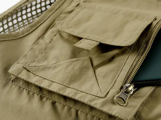 Gilet utilitaire en mesh à séchage rapide pour hommes de couleur kaki, doté d’un panneau en mesh et d’une poche zippée.