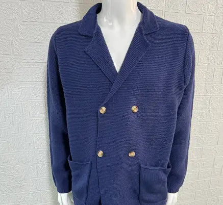 Chaqueta tipo cárdigan de doble botonadura de punto azul marino para hombre, con botones en tono dorado y diseño confeccionado a medida.