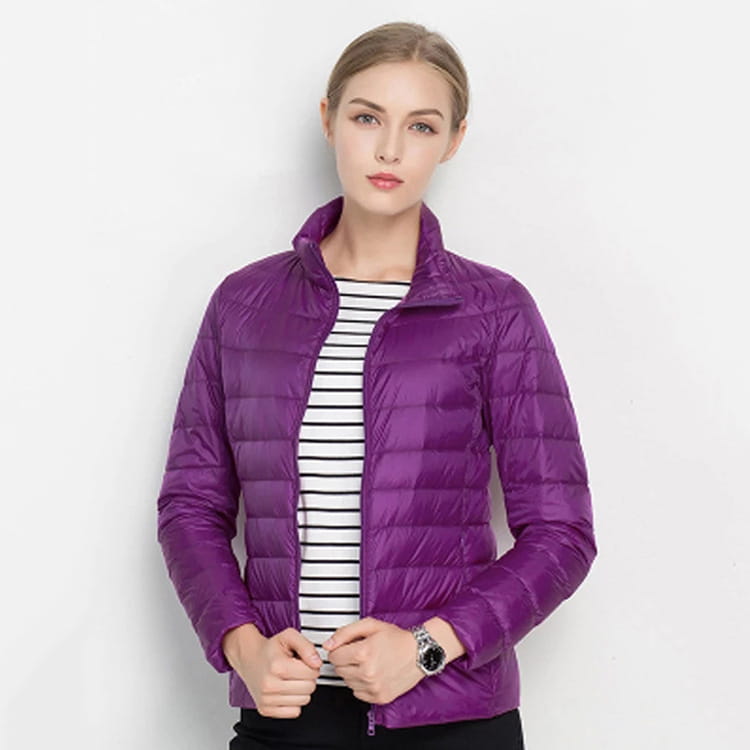 Lila gesteppte Slim-Down-Jacke mit Stehkragen und Reißverschluss-Verschluss aus Puffermaterial.