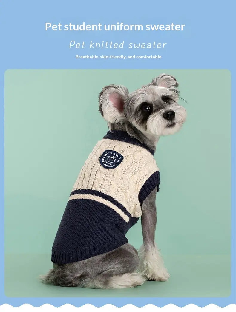 Creme- und navyblauer Strickpullover für Hunde mit Zopfmuster, mit Schuluniform-Aufnäher auf der Rückseite, als warme Tierbekleidung.
