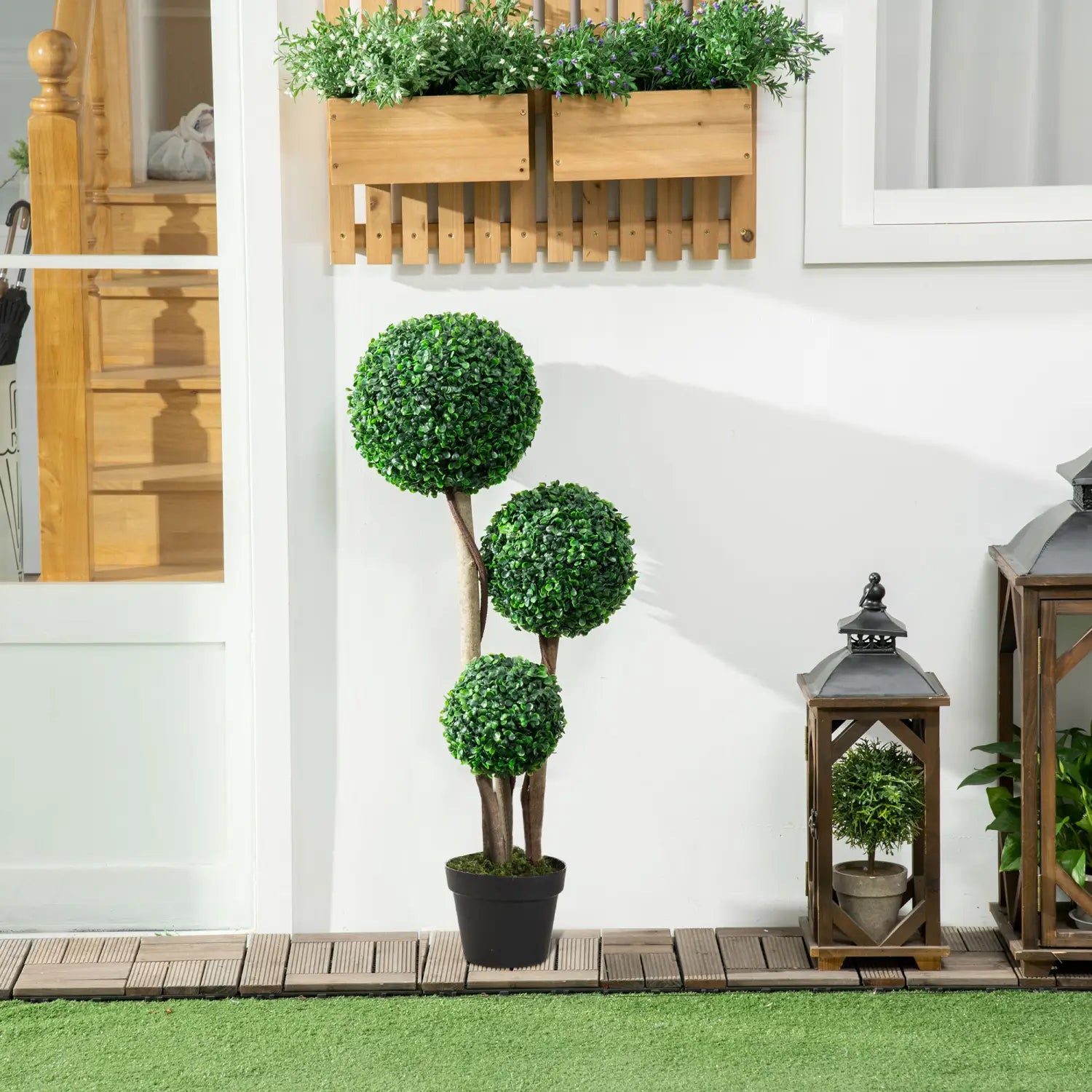 Árbol topiario artificial de boj en tres niveles, con follaje esférico verde exuberante y tronco marrón oscuro en una maceta negra, incluido en un conjunto de dos con una medida de 35,5 pulgadas de altura.
