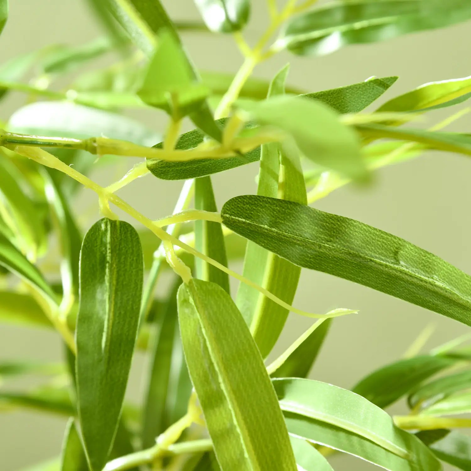 Hojas frescas de olivo verde con formas alargadas y estrechas y textura brillante en una planta decorativa falsa en maceta para interior: árbol artificial de bambú de 6 pies