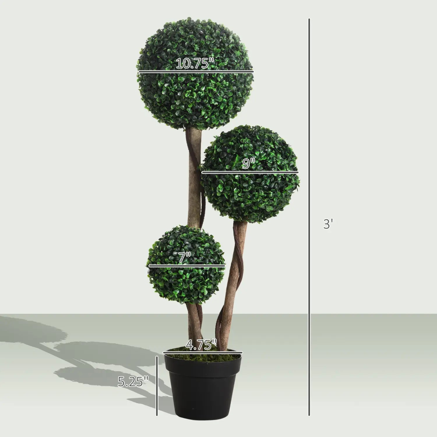 Un árbol artificial de topiaria de boj de tres niveles con forma de 3 bolas, con follaje esférico verde exuberante sobre tallos marrones retorcidos, en una maceta negra.