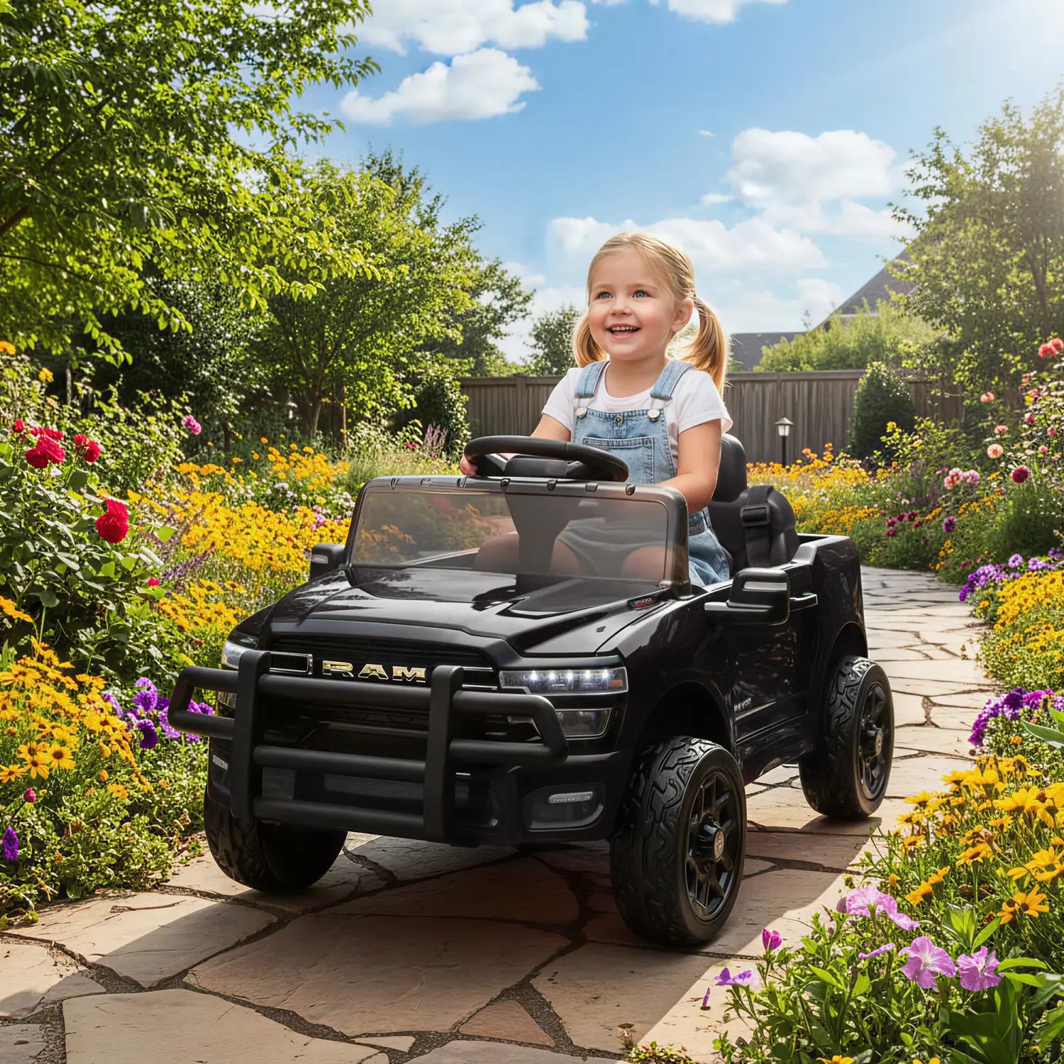 Voiture pour enfants Dodge Ram 3500 12 V électrique noire, avec conception robuste, comportant le logo Ram sur la calandre avant et des phares à DEL détaillés.