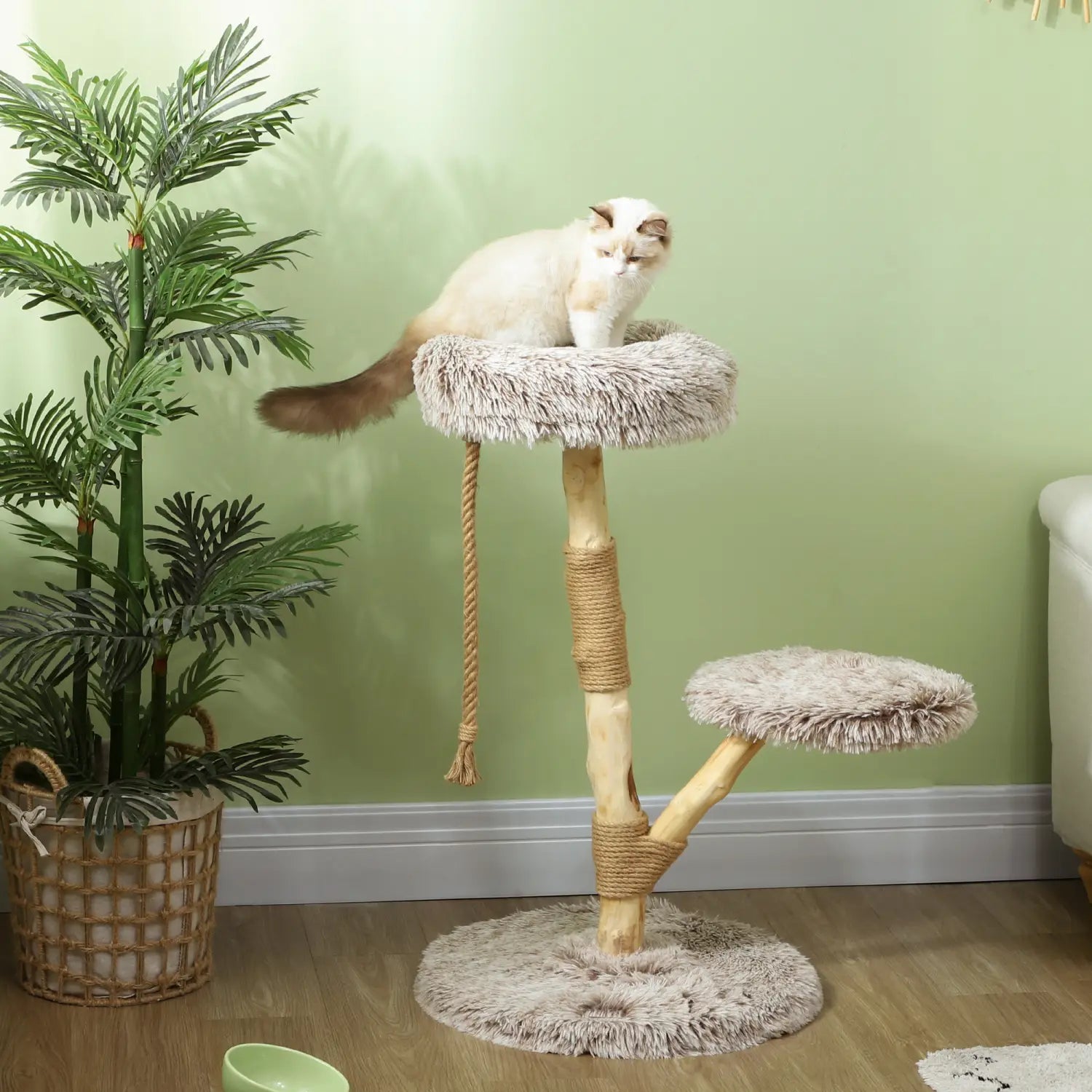 Ein 35-Zoll modernes Katzenbaum-Turm aus Holz mit beigem Plüschfell, einem natürlichen Holzsockel und mit Sisal umwickelten Pfosten zum Klettern und Kratzen der Katze.