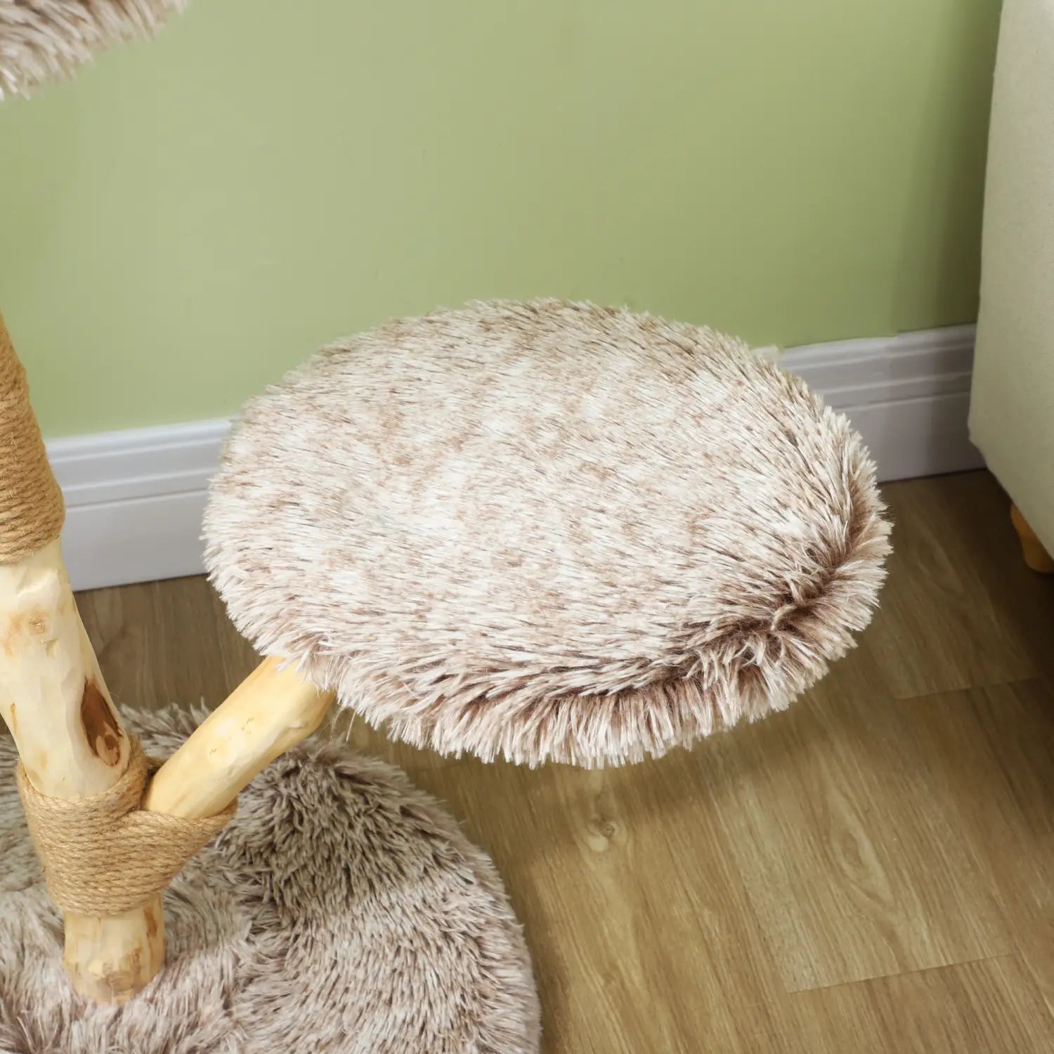 35-Zoll moderner Katzenbaum-Turm aus Holz mit einer flauschigen beigen runden Katzenruheliege mit weicher Plüschtextur und natürlicher Holzstütze.