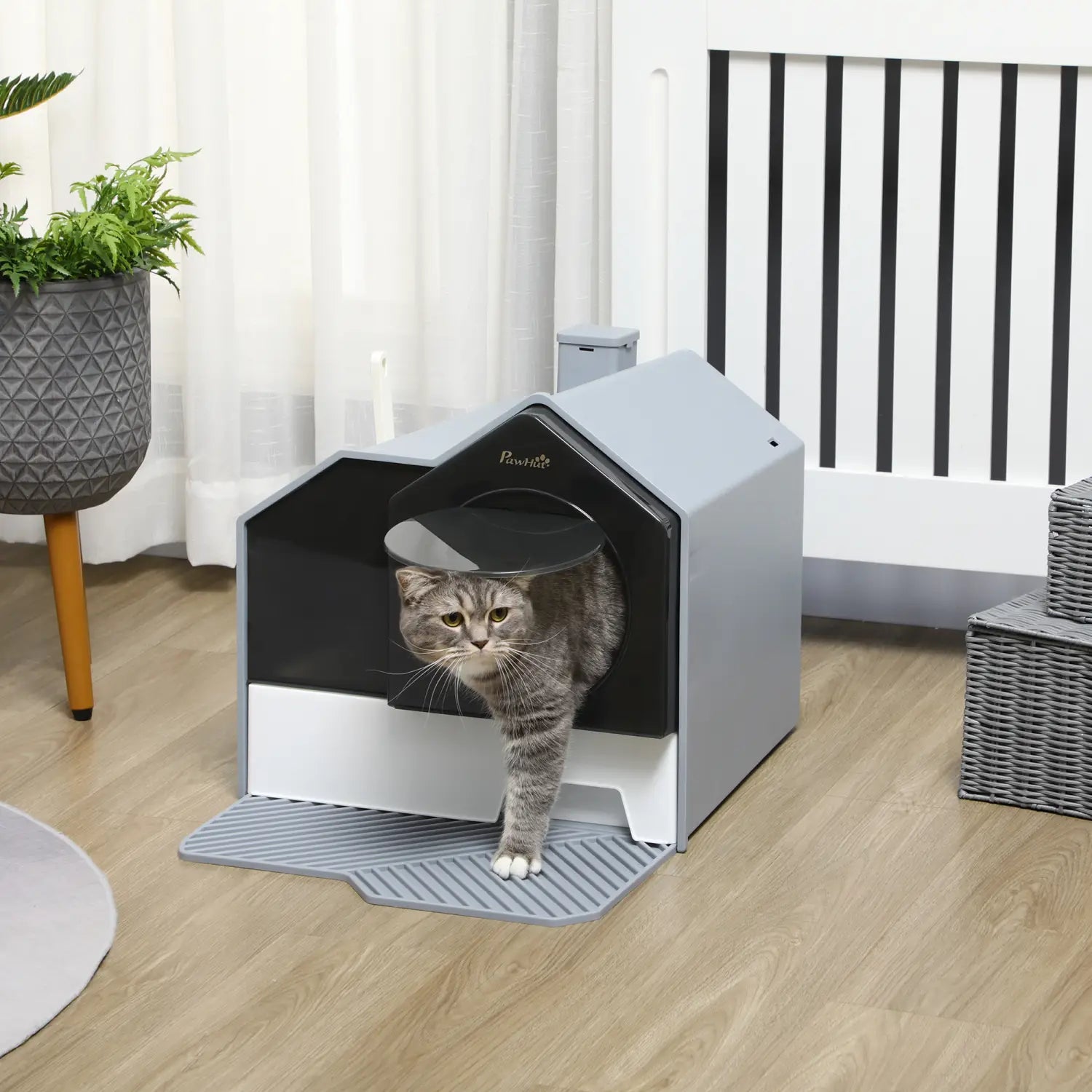 Bac à litière automatique pour chat gris et noir, avec un design couvert en forme de maison, comprenant un tiroir et un tapis pour une hygiène pratique de l’animal.