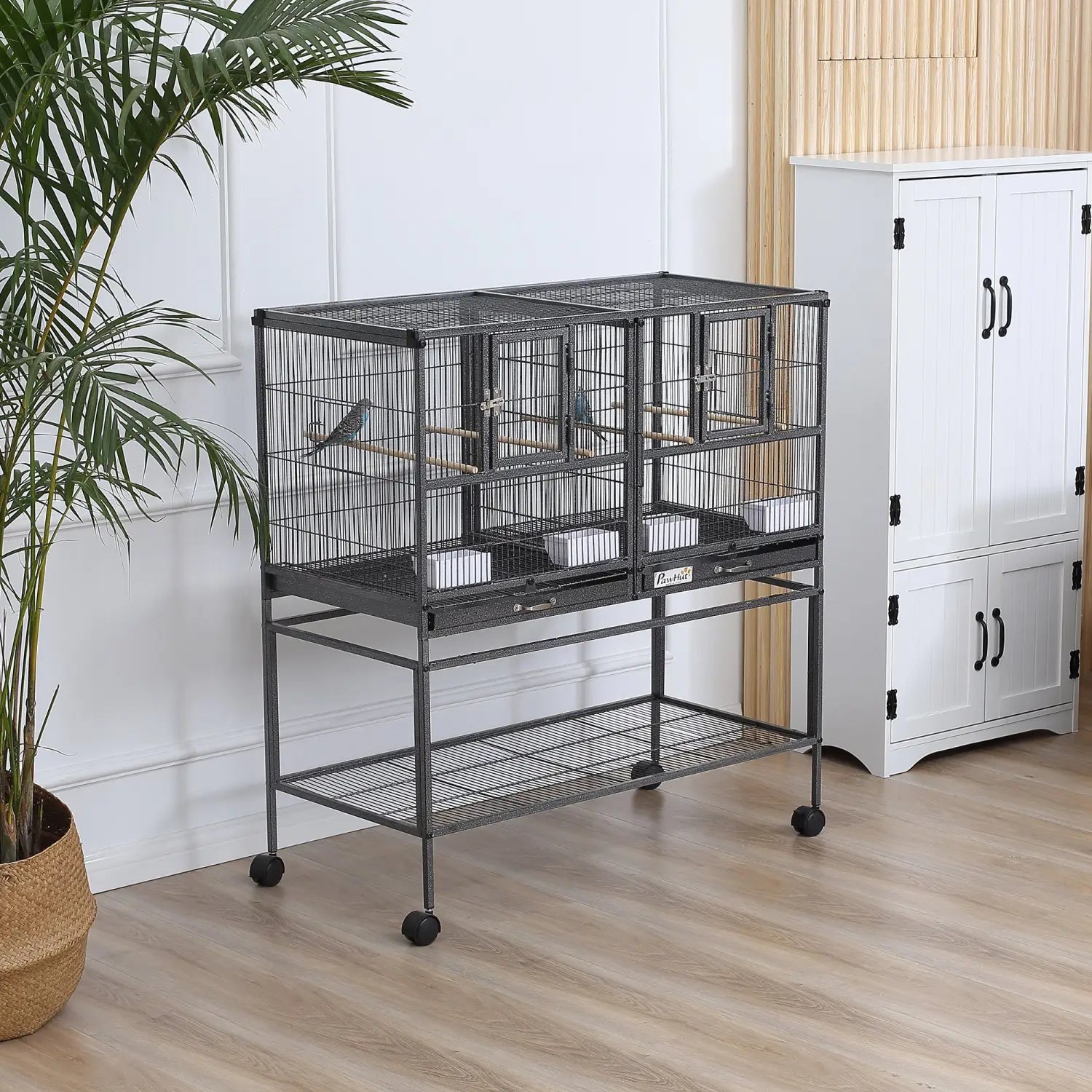 Jaula para cría de aves dividida con soporte rodante y bandejas