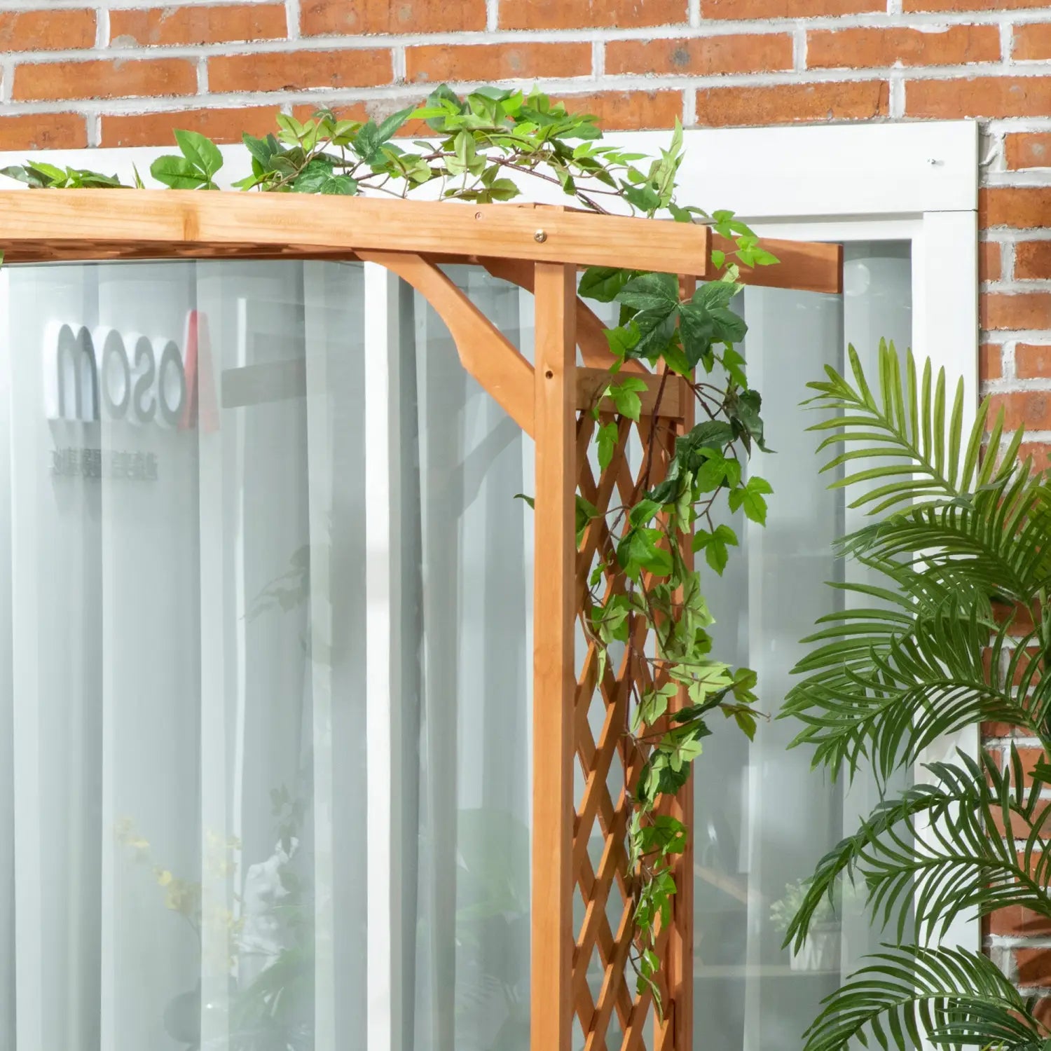 Banco de jardín para pérgola de madera color marrón claro con enrejado y arco de pérgola, con diseño de celosía y hiedra verde trepando por sus laterales.
