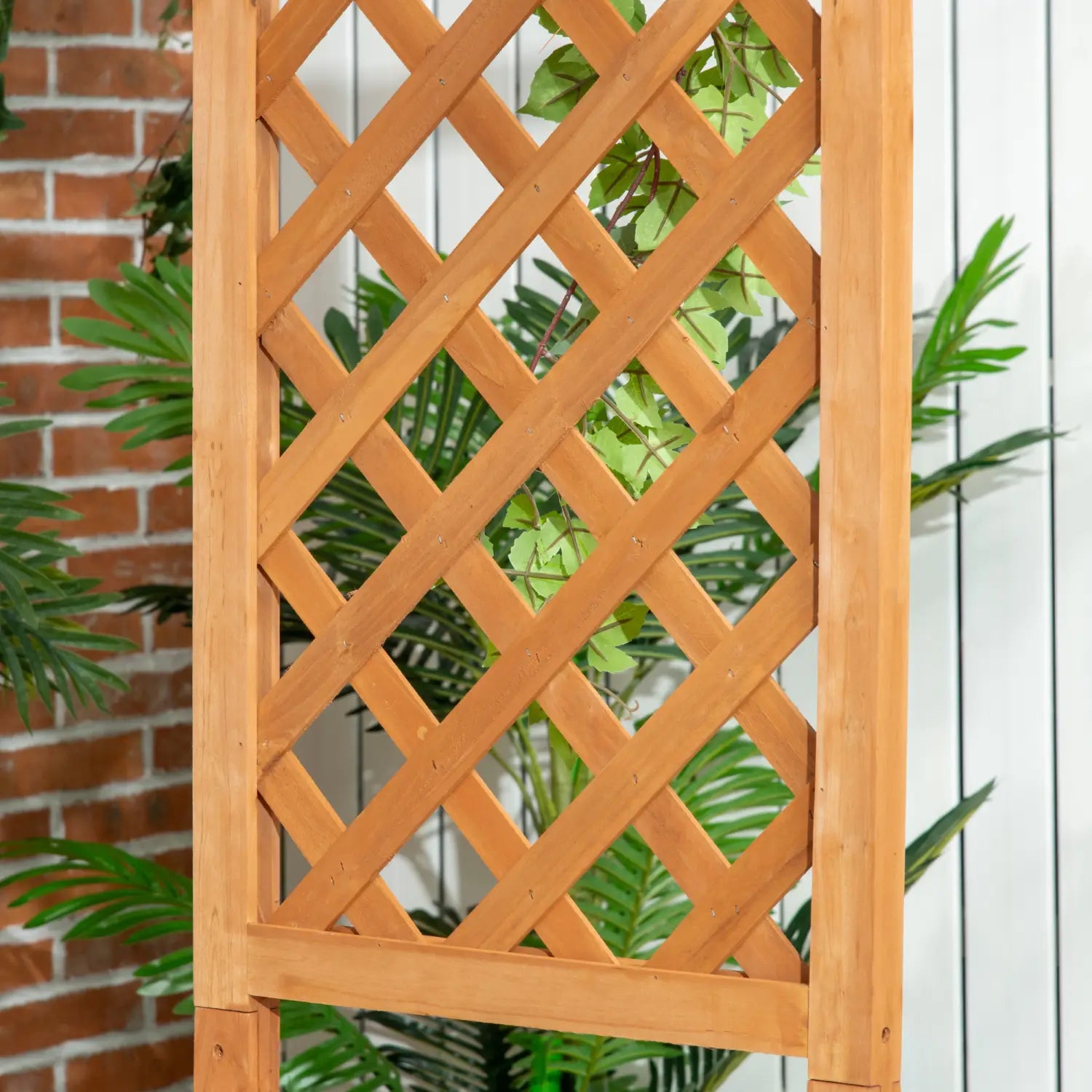 Celosía de jardín de madera color marrón claro con patrón romboidal, destacada en un banco de jardín para pérgola con enrejado y arco de pérgola.
