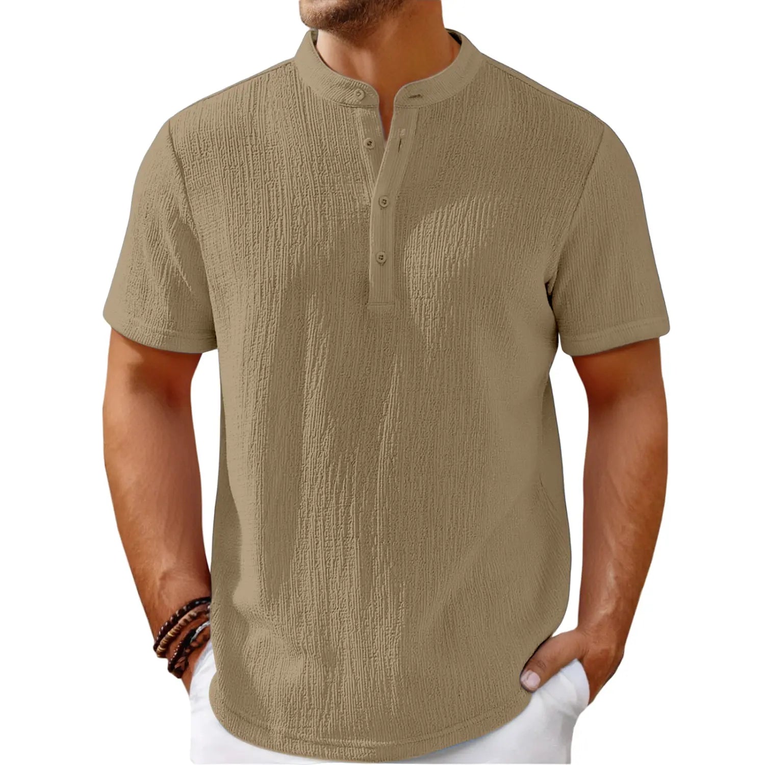 Chemise henley beige texturée à manches courtes, avec un motif côtelé vertical discret, en coton lin pour hommes, au style rétro.