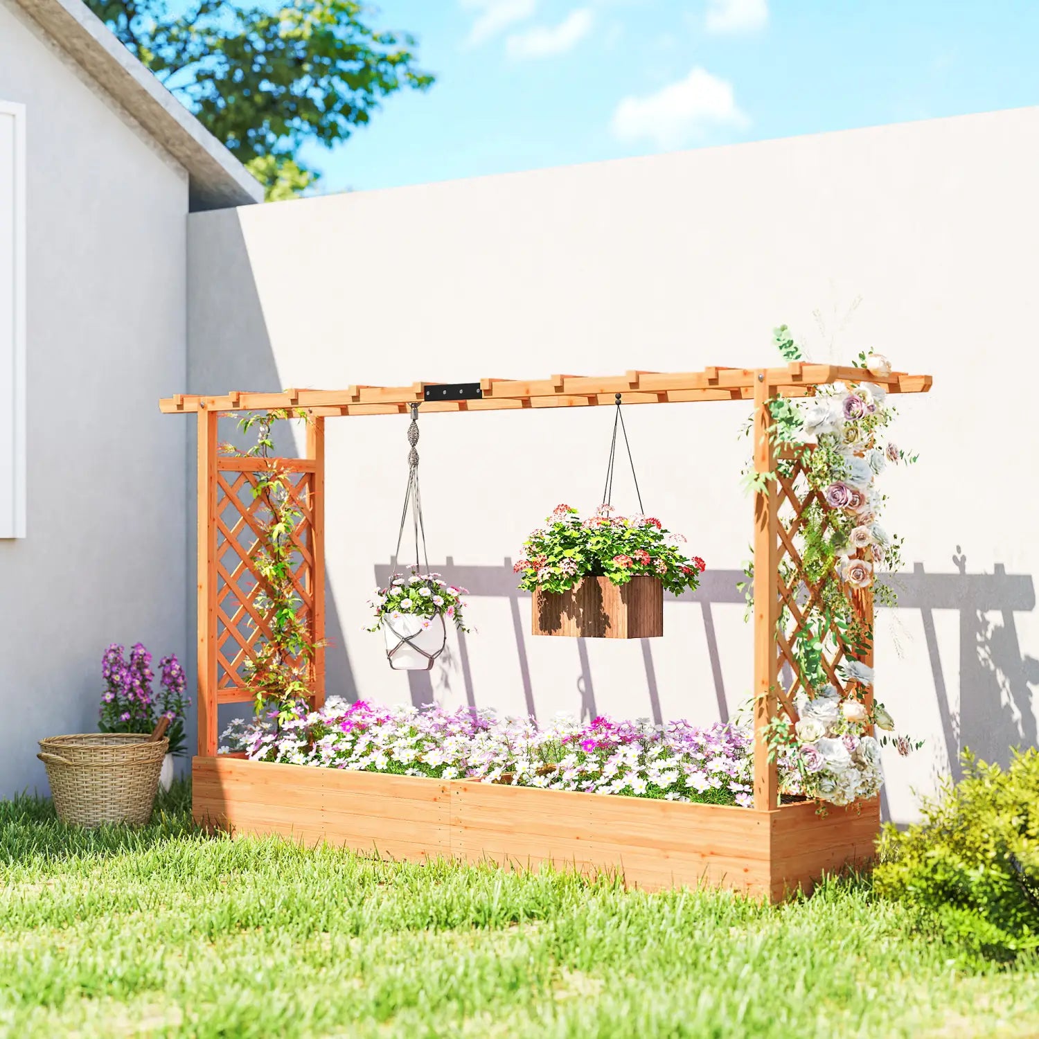 Una caja de jardinería de madera con enrejado y techo colgante en color madera natural, con un diseño de celosía, jardineras colgantes y flores trepadoras.