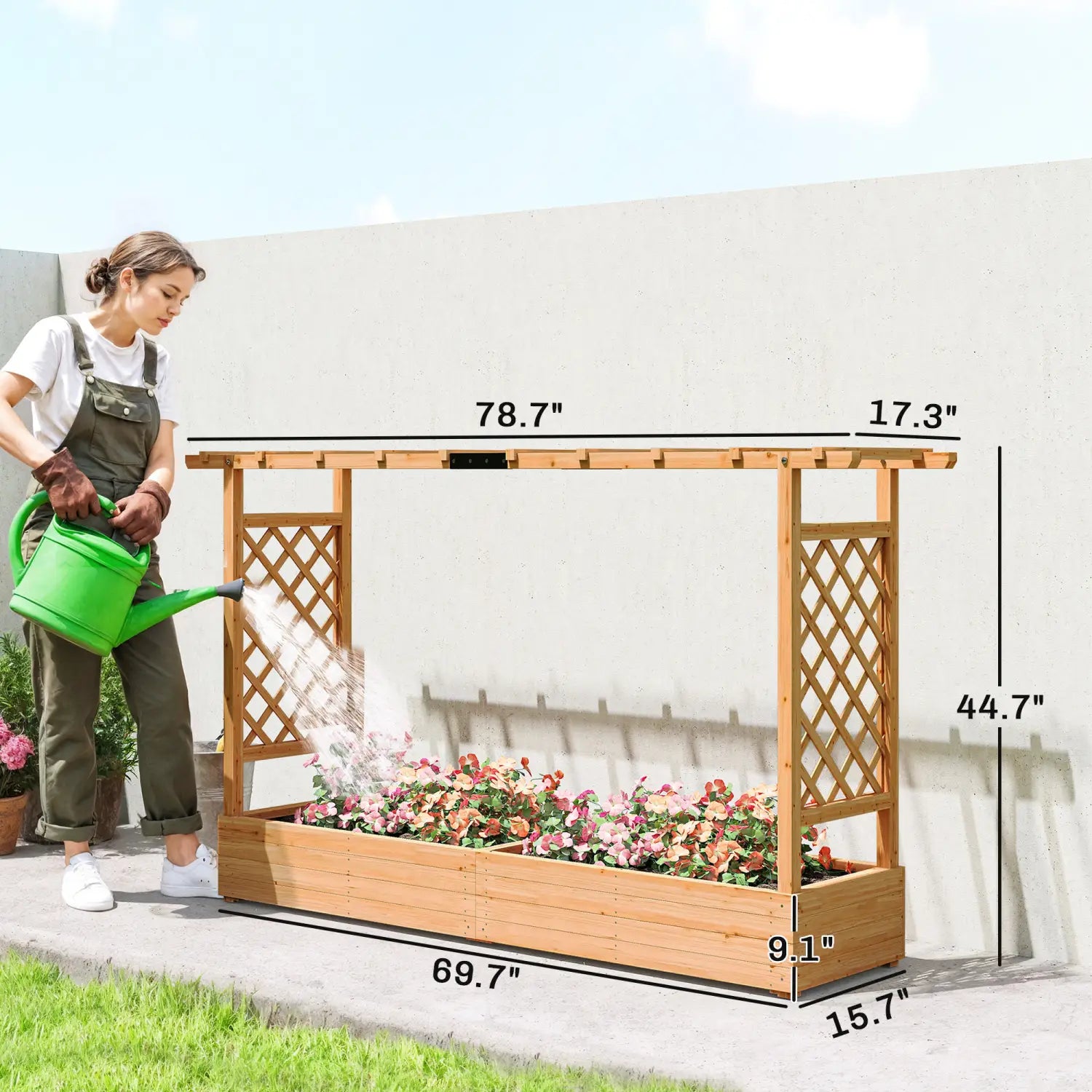 Caja de jardinería de madera color marrón claro con enrejado y techo colgante, con laterales de celosía y rellena con flores rosas.