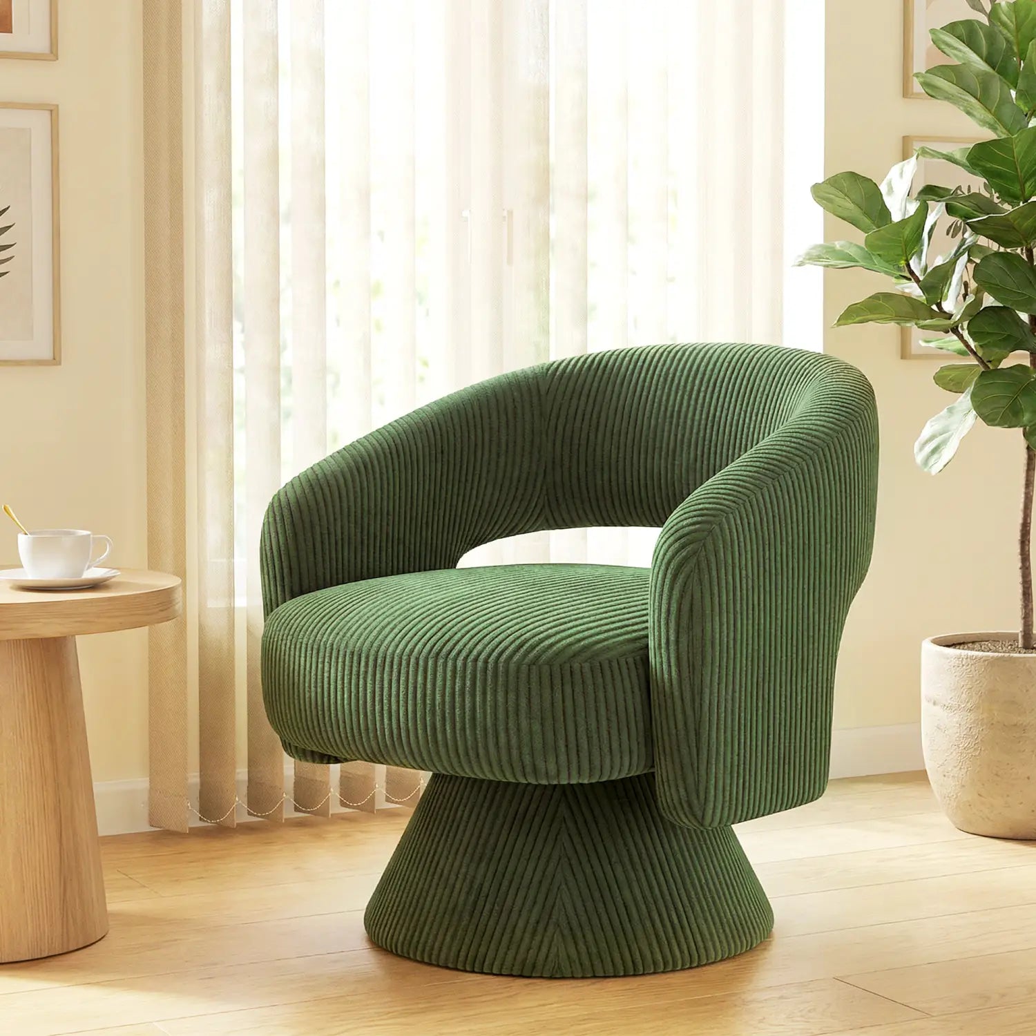 Sillón de acento tipo barril con corduroy verde esmeralda, con giro y detalle decorativo, de diseño redondeado y acolchado, con textura acanalada.