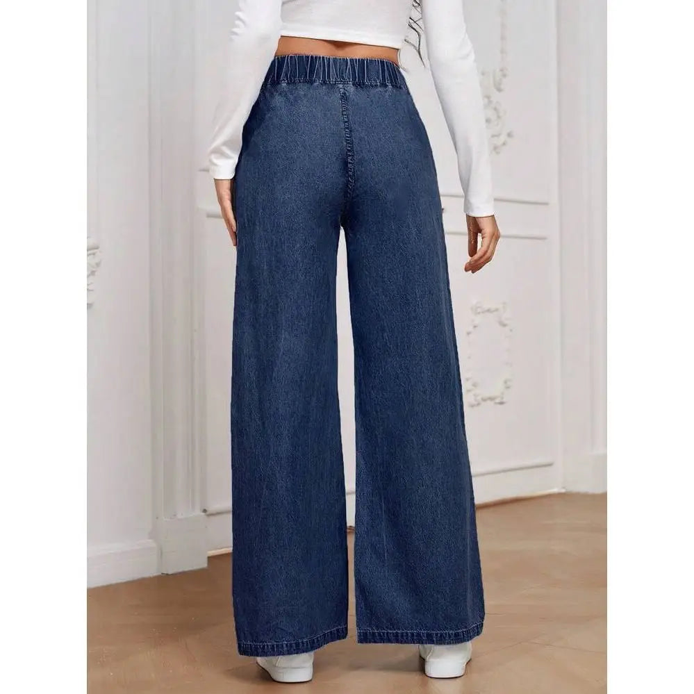 Pantalon en denim à jambes larges délavage clair dans un délavage bleu moyen classique, avec coupe taille haute et taille élastique.