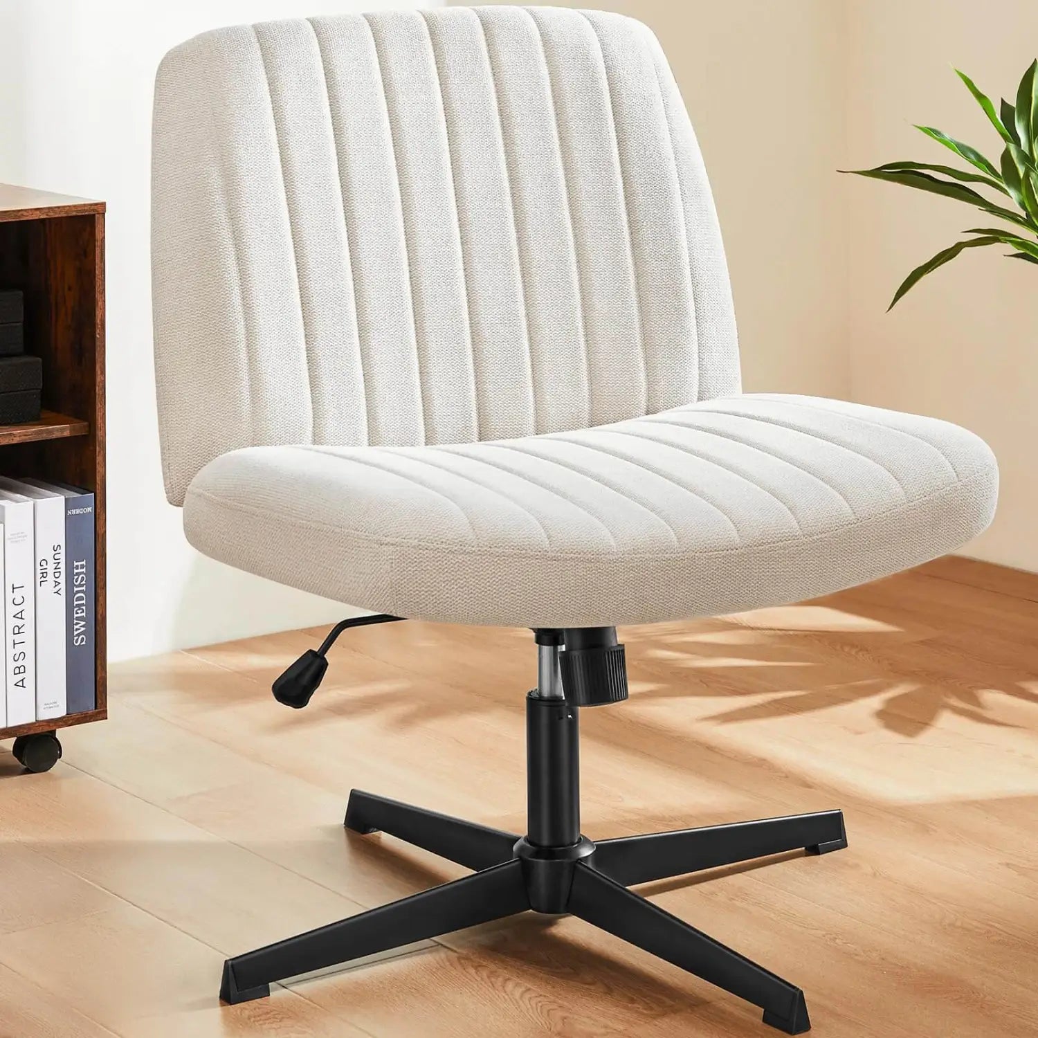 Chaise de bureau rembourrée beige, à assise croisée, avec texture nervurée verticale et base noire à cinq étoiles, conçue comme chaise de bureau pivotante large et sans accoudoirs.