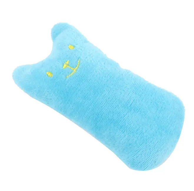 Éponge de bain pelucheuse bleu clair en forme de chat, avec des yeux et un sourire jaunes brodés, utilisée comme coussin pelucheux-jouet à base de cataire pour le jeu interactif avec le chat.