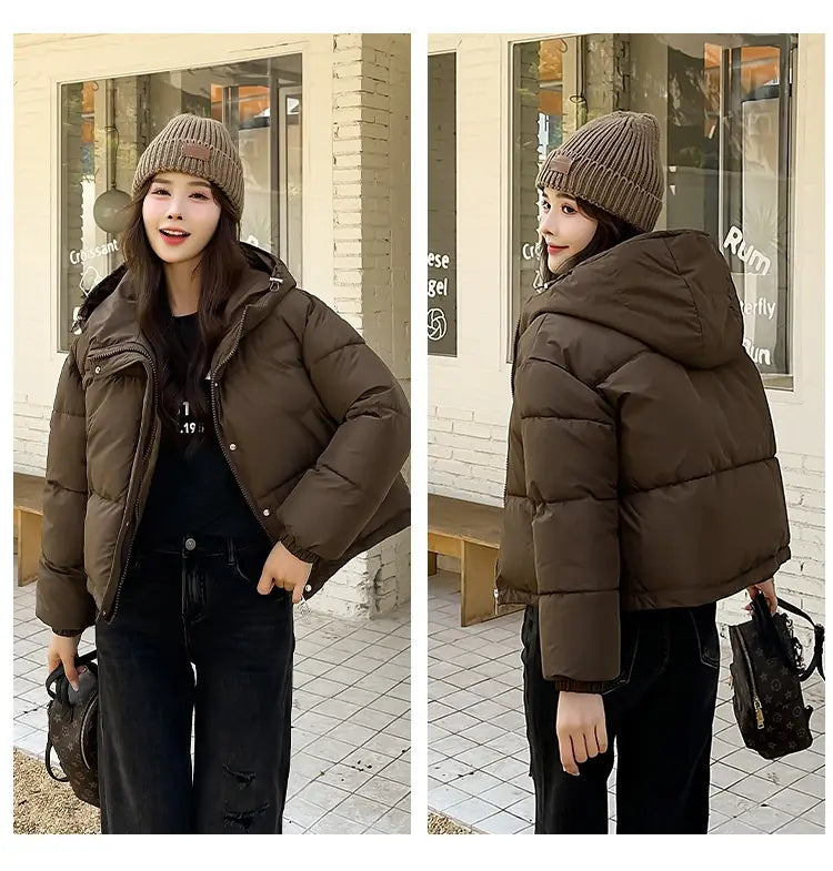 Braune leichte Kapuzen-Pufferjacke aus Baumwolle mit Steppdesign, auf der Rückseite dargestellt.