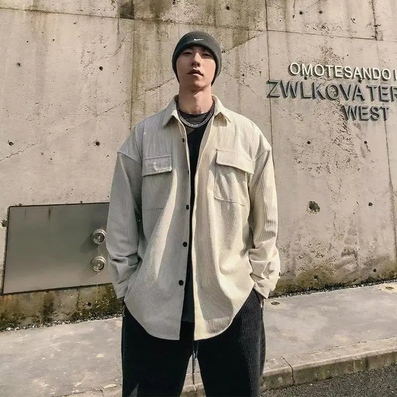 Beige Herren-Retro-Utility-Hemdjacke aus Cord mit lockerer Passform, mit Knopfleiste vorne, zwei Brusttaschen und entspannter Passform.