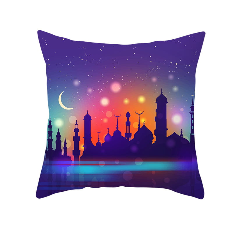 Cojín cuadrado con un vibrante degradado del cielo con minaretes y cúpulas de mezquita en silueta bajo una luna creciente, en azul y dorado, para la decoración de Ramadán Kareem y Eid.