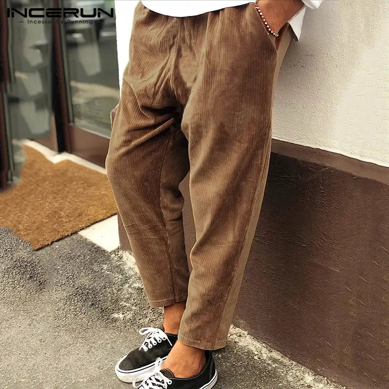 Herren-Cord-Jogginghose in lockerer Passform in Braun mit zulaufender Passform und weichem, strukturiertem Stoff.