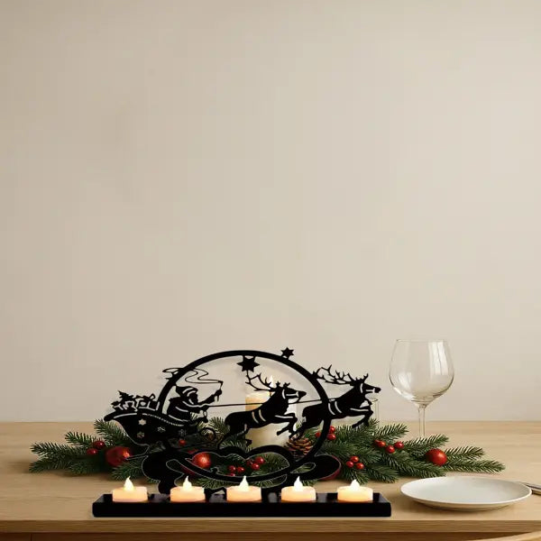 Photophore de Noël en fer vintage, en métal noir, représentant un renne, avec le Père Noël dans un traîneau tiré par des rennes, entouré de branches de sapin et de baies rouges.