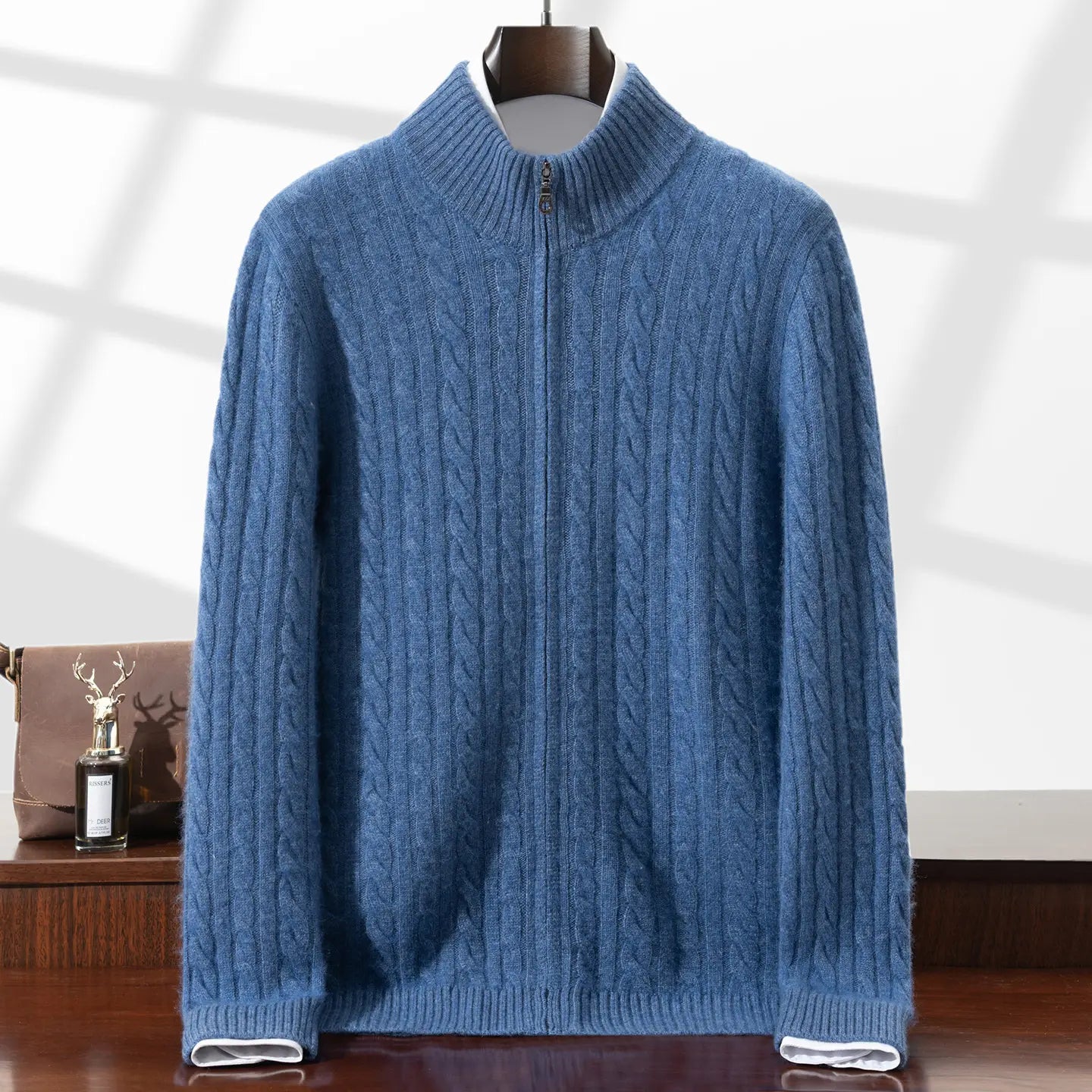 Herren-Zopfstrick-Reißverschluss-Pullover aus Kaschmir in Blau mit gerippten Bündchen und Kragen.
