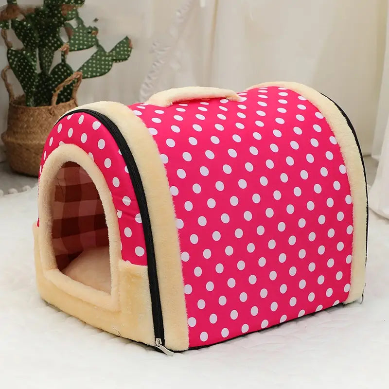 Cama portátil para mascotas para gatos y perros con un exterior de felpa suave color rosa con lunares, ribete de vellón color crema y un interior a cuadros.