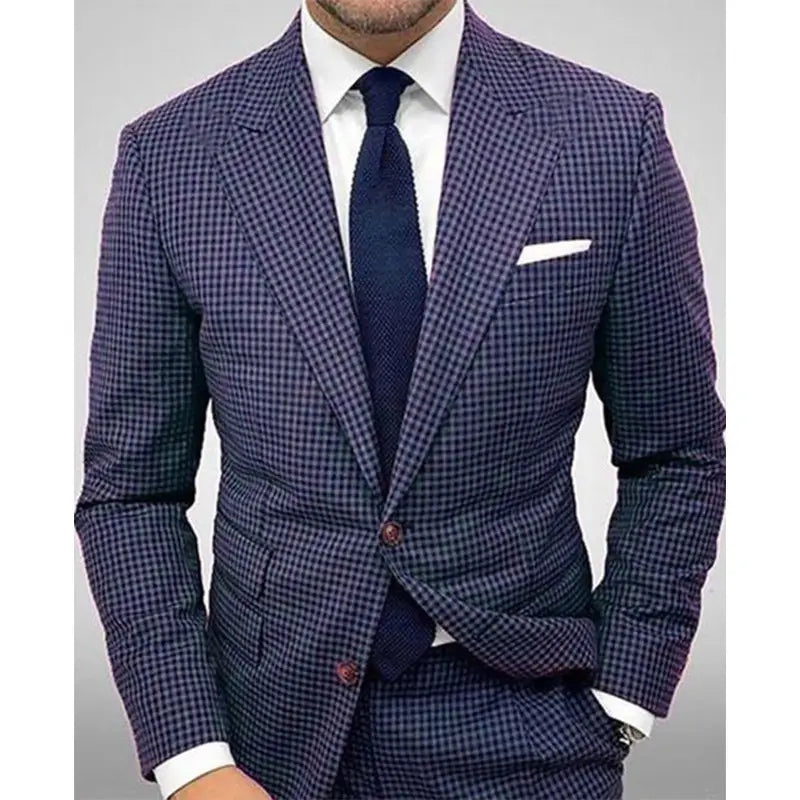 Navyblauer und schwarzer Karos-Blazer aus Wolle im Herren-Slim-Fit mit passenden taillierten Casual-Hosen.