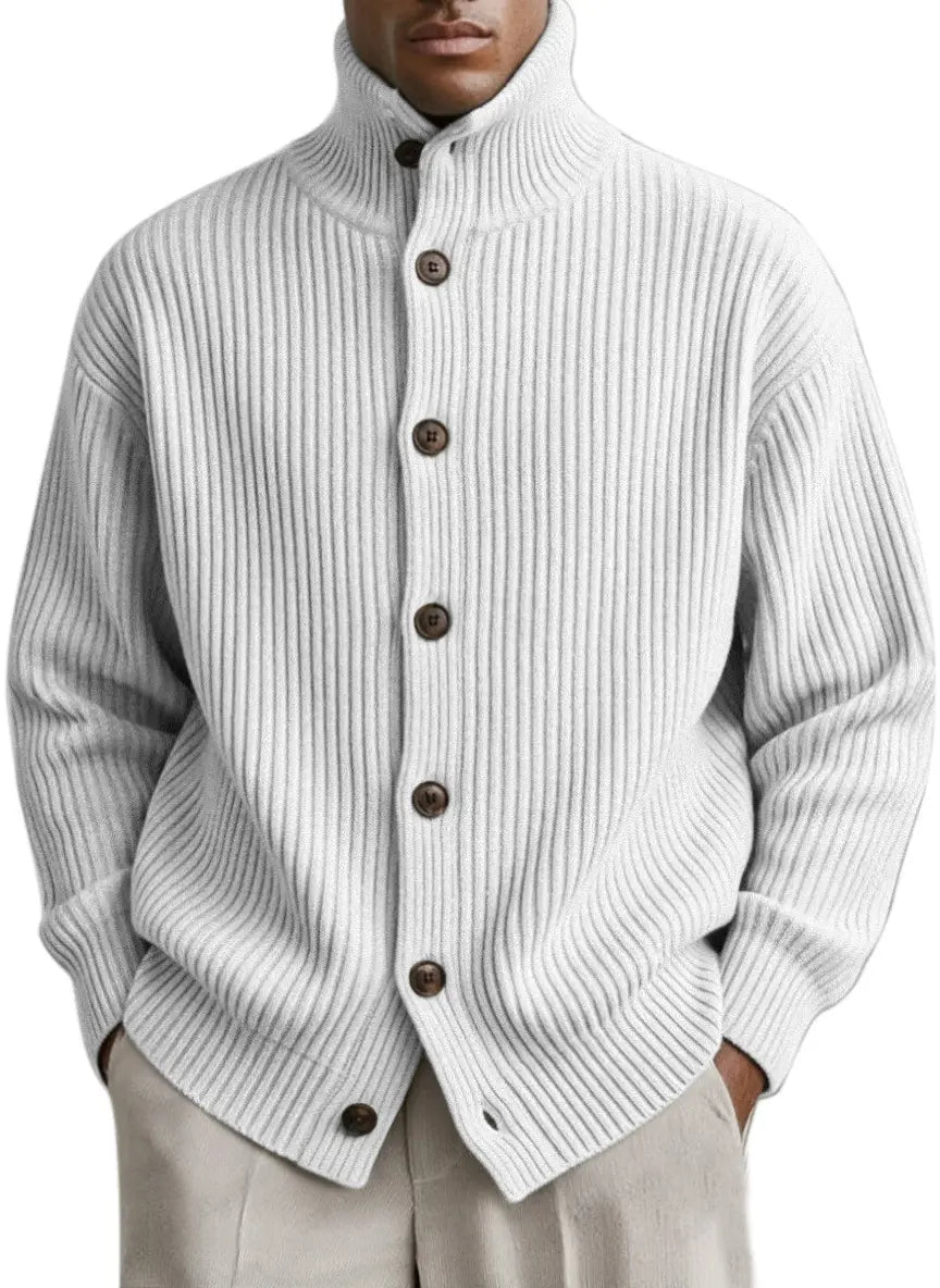 Herren-Turtleneck-Rippstrick-Cardiganmantel in hellem Grau mit hohem Kragen und dunkelbraunen Knöpfen aus Rippstrickmaterial.