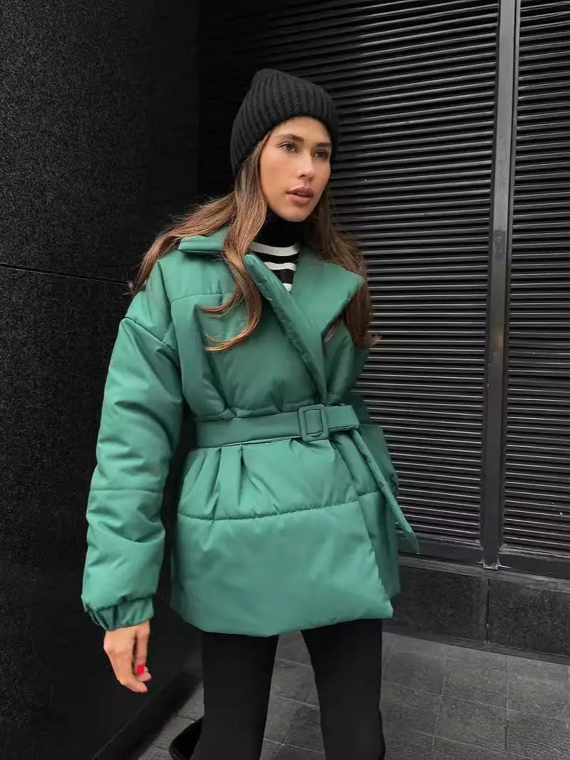 Dunkelgrüne Damen-Gurtsteppjacke mit Kapuze, wattierte Pufferjacke für den Winter, mit Taillengürtel und isolierendem Design für kaltes Wetter.