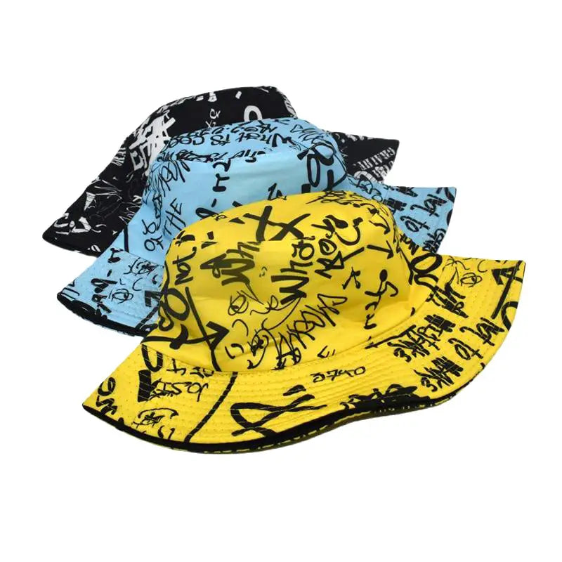 Chapeaux bob aux motifs graffiti vibrants en jaune, bleu clair et noir, offrant une protection solaire et un matériau respirant idéal pour les voyages.