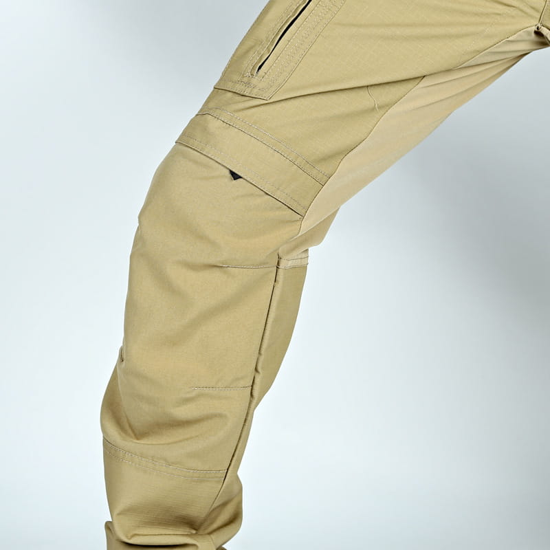 Pantalons cargo couleur sable dotés de plusieurs poches et d’une couture renforcée, conçus comme pantalons tactiques P40 pour hommes pour un usage militaire