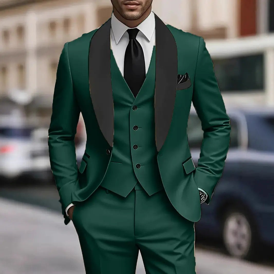 Ensemble de smoking trois pièces à coupe ajustée vert émeraude élégant, doté de revers en satin noir et d’un gilet assorti.
